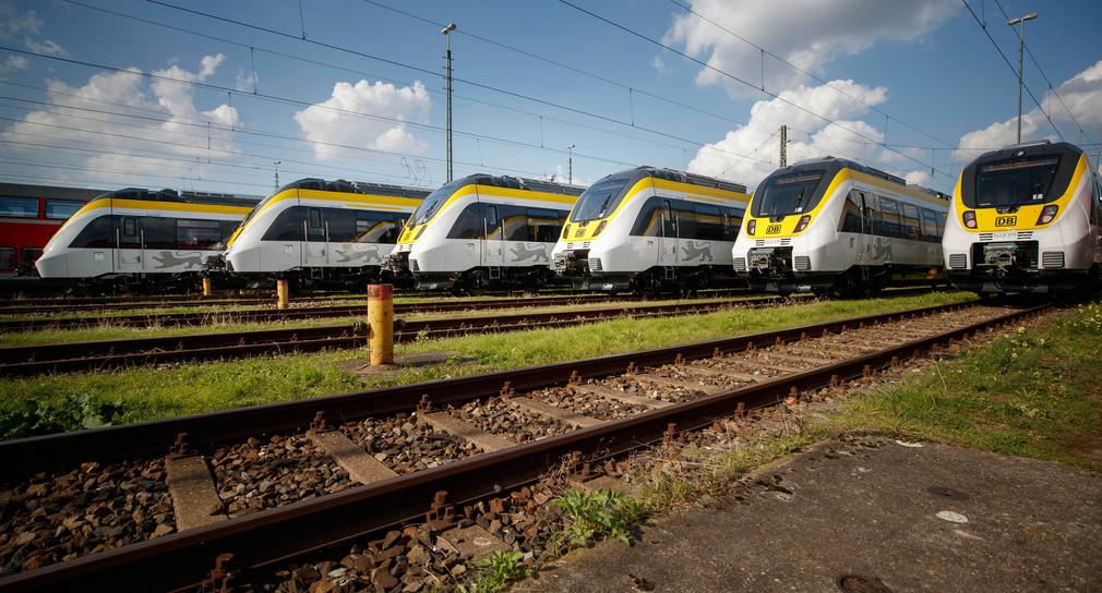 Verkehrsminister von Baden-Wuerttemberg Winfried Hermann und David Weltzien, Vorsitzender der Regionalleitung der DB Regio AG in Baden-Wuerttemberg stellen die neuen Talent-2-Fahrzeuge vor.