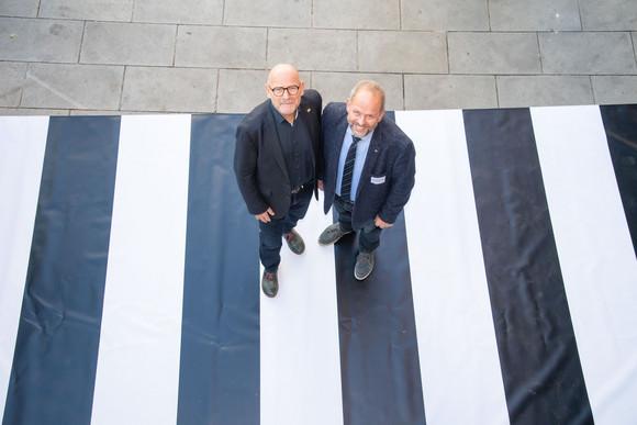 Fussverkehr 1.000 Zebrastreifen für Baden-Württemberg Winfried Hermann mit Bürgermeister Bernhard Waidele von Bad Rippoldsau-Schapbach.