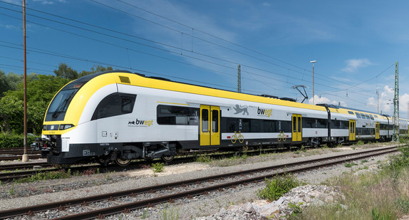 Doppelstockzug von vorne.