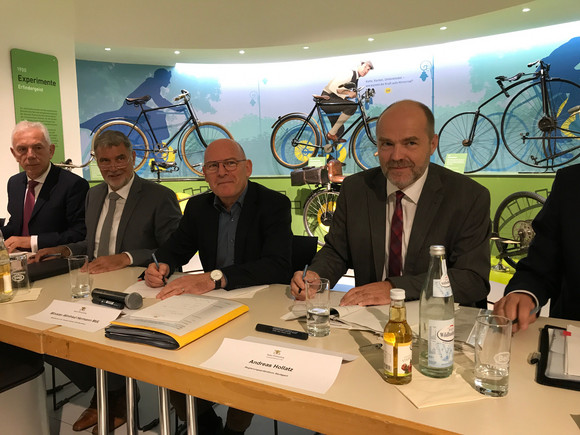 Verkehrsminister Hermann sowie Vertreter der Vertragspartner unterzeichneten am 26. Juli 2017 in Neckarsulm eine entsprechende gemeinsame Erklärung.