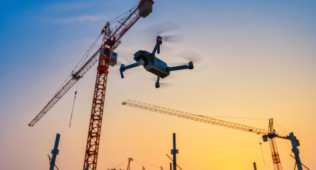  Drohne über der Baustelle. Videoüberwachung oder Industrieinspektion.