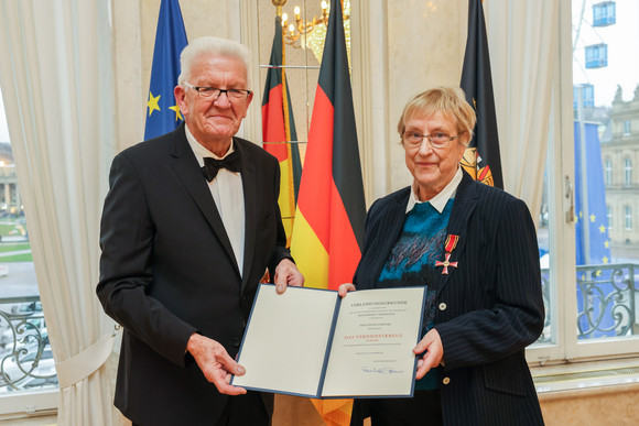 Tag des Ehrenamts Kretschmann würdigt besonderes ehrenamtliches Engagement Ministerpräsident Winfried Kretschmann (links) und Hanna Zakhari (rechts)