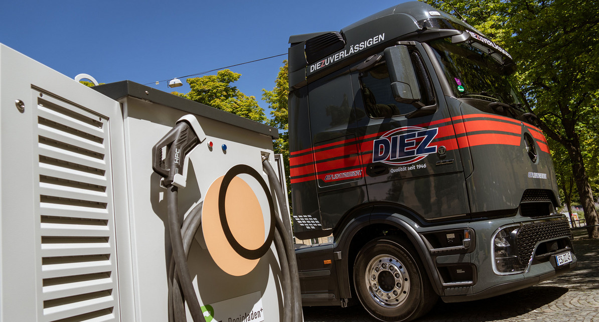 Ein E-Lkw steht vor einer Lades&auml;ule.