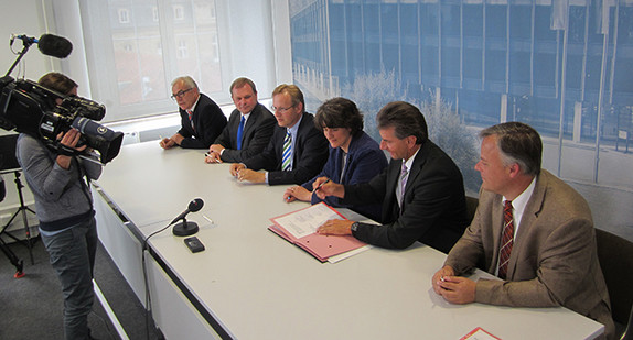 Frau Splett unterzeichnet die Lärmsanierungsvereinbarung