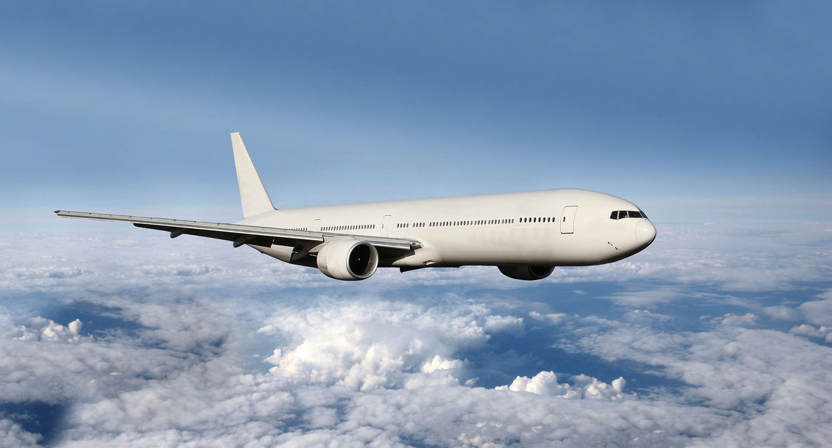 Ein Düsenjet während dem Flug über den Wolken.