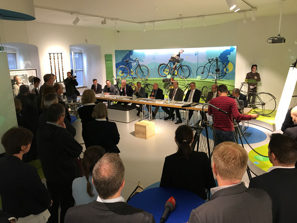 Verkehrsminister Hermann sowie Vertreter der Vertragspartner unterzeichneten am 26. Juli 2017 in Neckarsulm eine entsprechende gemeinsame Erklärung.