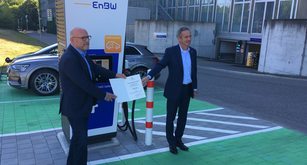 Verkehrsminister Winfried Hermann (l.) übergibt den Förderbescheid für das bundesweit einzigartige Projekt an EnBW-Chef Frank Mastiaux (r.) (Bild: Verkehrsministerium/Edgar Neumann)