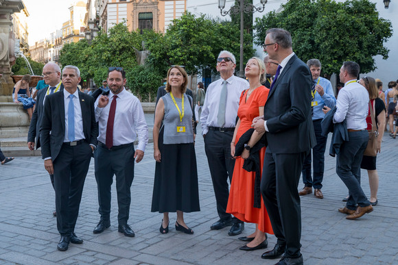 Europa Kretschmann auf Delegationsreise in Spanien Die Mitglieder der baden-württembergischen Landesregierung inmitten der Altstadt von Sevilla
