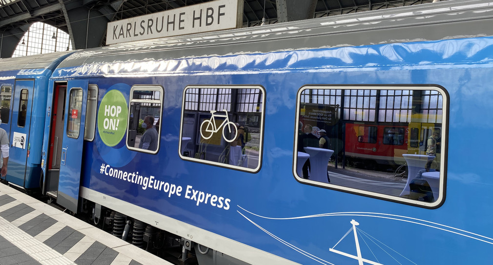 Ein blauer Zug am Karlsruher Hbf