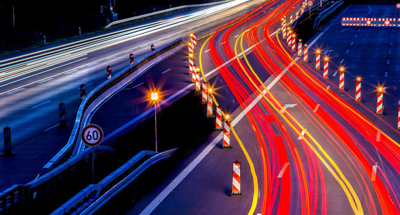 Straßenverkehr bei Nacht (Bild: stock.adobe.com/ Rainer Fuhrmann)