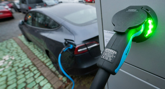 Ein Elektroauto lädt an einer Ladesäule.