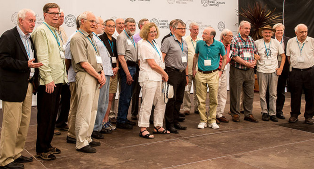 Einige der unterzeichnenden Laureaten auf der Bühne (Bild: Ch. Flemming/ Lindau Nobel Laureate Meetings)