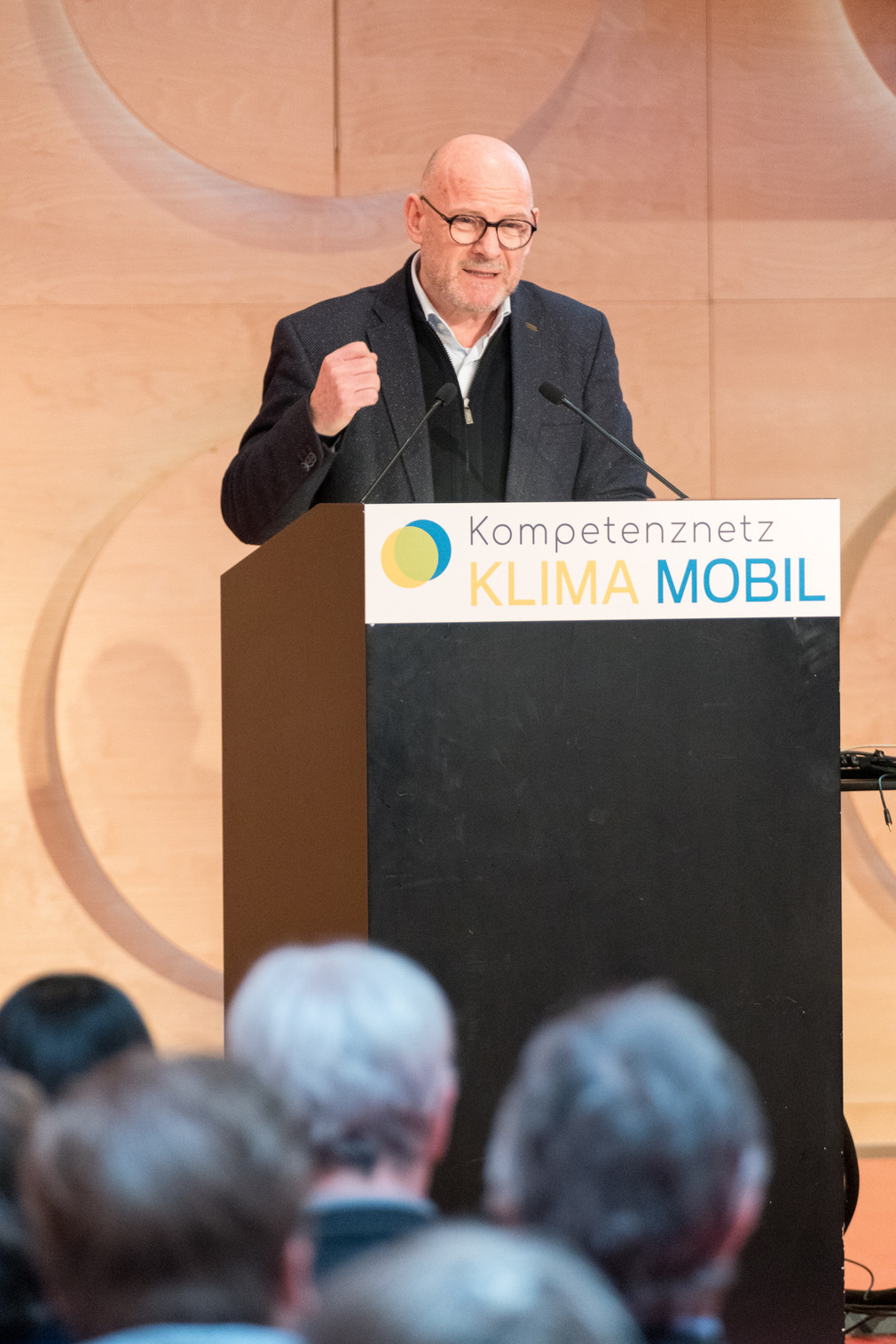 Minister Hermann spricht auf der Auftaktveranstaltung Kompetenznetz Klima Mobil 