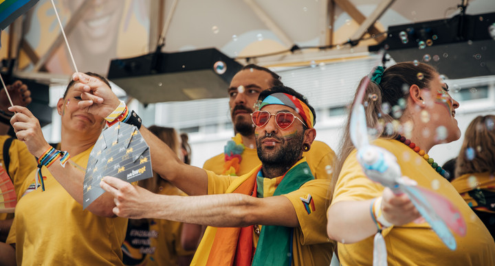 Glückliche Menschen feiern den Christopher Street Day