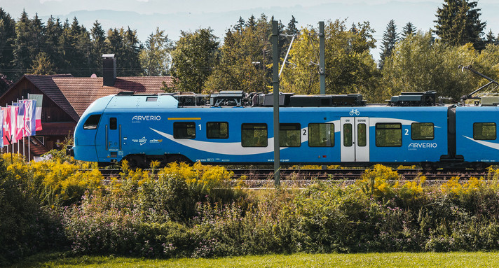 Netz 46 E-Netz Allgäu Ein Zug von Arverio Bayern des Zugtyps Stadler-Flirt in Mindelheim.