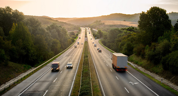 Straße durch Landschaft (Bild: Fotolia.com/ laszlorik)