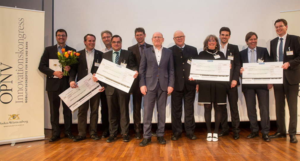 Die vier Preisträger des 8. ÖPNV-Innovationspreises mit Verkehrsminister Hermann (Bilderquelle: Uwe Nüssle/nuewa Fotodesign)