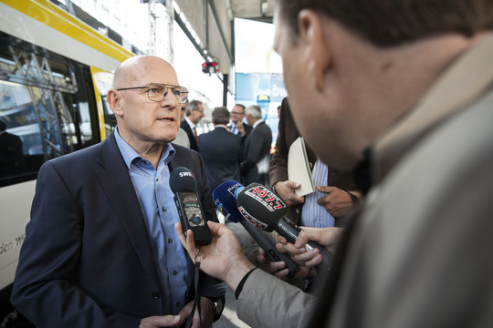 Verkehrsminister Winfried Hermann präsentiert mit „bwegt“ die Nachfolge für den „3-Löwen-Takt“ (Bilderquelle:Beaufort 8 GmbH /Verkehrsministerium BW) ']