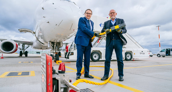 Minister Hermann und Geschäftsführer des Flughafen Stuttgart vor neuer Bodenstromanlage am Flughafen. (Bild: Thomas Niedermüller / Flughafen Stuttgart)
