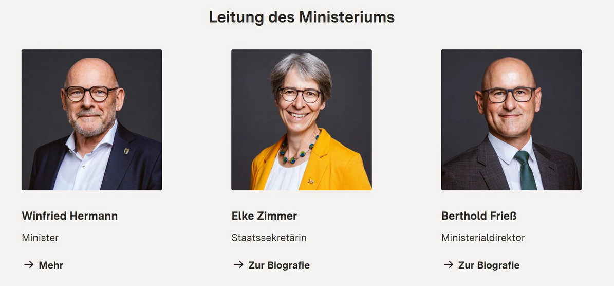 Screenshot einer Website mit Porträtfotos von zwei Männern und einer Frau nebeneinander.