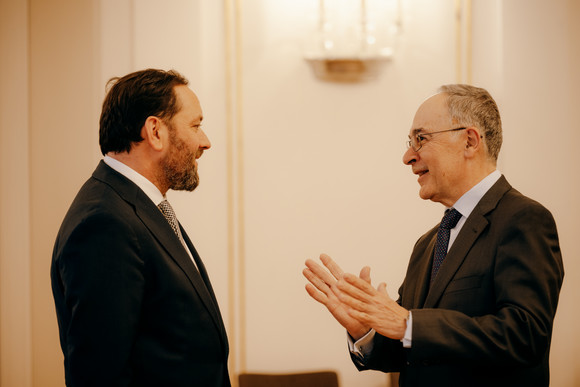 Antrittsbesuch Kretschmann empfängt spanischen Botschafter Staatssekretär Florian Hassler (links) im Gespräch mit dem spanischen Botschafter Pascual Ignacio Navarro Rios (rechts).