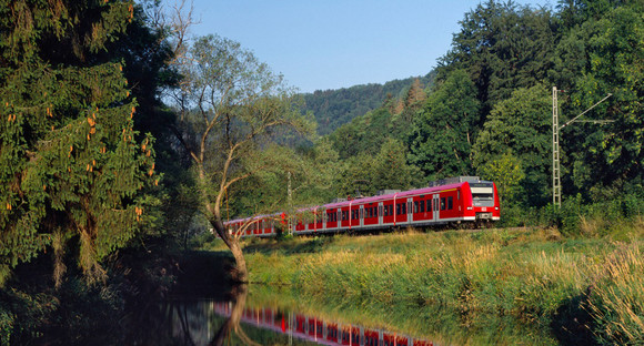 RE zwischen Singen und Stuttgart (Gäubahn) - hier zwischen Aistaig und Sulz, im Vordergrund der Neckar (Bild: Deutsche Bahn AG/ Georg Wagner)