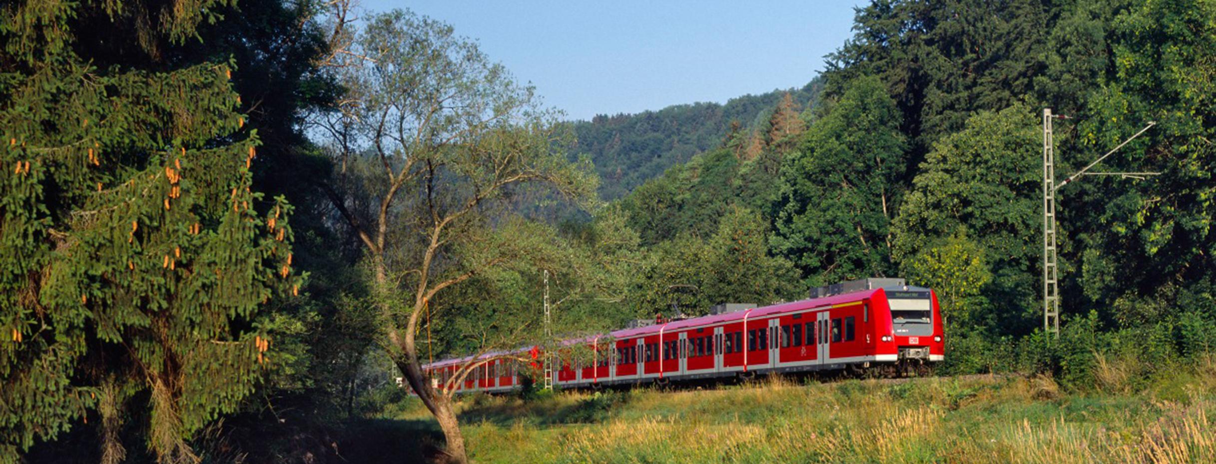 RE zwischen Singen und Stuttgart (Gäubahn) - hier zwischen Aistaig und Sulz, im Vordergrund der Neckar (Bild: Deutsche Bahn AG/ Georg Wagner)
