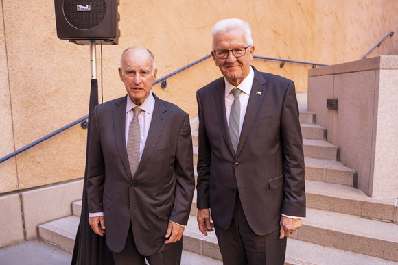Delegationsreise Kretschmann reist nach Pennsylvania und Kalifornien Ministerpräsident Winfried Kretschmann (rechts) und der ehemalige Gouverneur von Kalifornien, Jerry Brown (links), in Sacramento