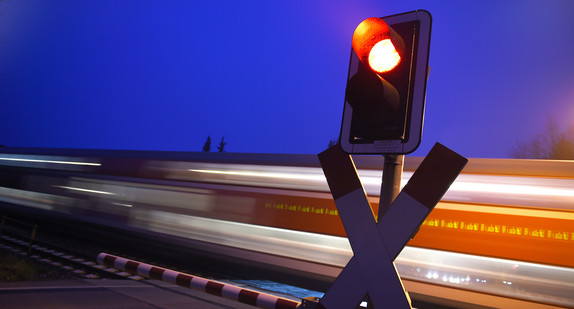 Bahnübergang in der Nacht (Bilderquelle: dpa/Felix Kästle_43406838)