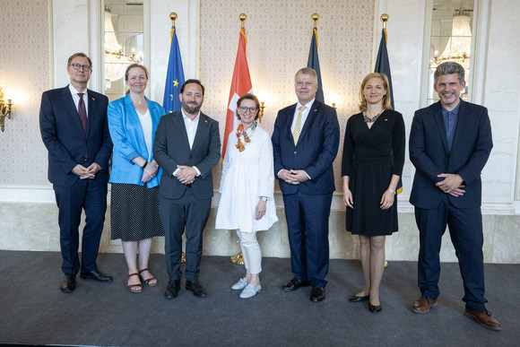 Europa Zukunftsforum bringt Impulse für die Schweiz-Strategie Europastaatssekretär Florian Hassler (dritter von links) hat zum Zukunftsforum in das Neue Schloss in Stuttgart geladen. Mit dabei sind Michael Flügger, Botschafter der Bundesrepublik Deutschland in der Schweiz (links), Professorin Dr. Daniela Kleinschmit von der Albert-Ludwigs-Universität Freiburg (zweite von links), Andrea Elisabeth Knellwolf, Großrätin des Kantons Basel-Stadt (vierte von links), der Generalkonsul der Schweizerischen Eidgenossenschaft, Urs Schnider (dritter von rechts), Esther Keller, Regierungsrätin des Kantons Basel-Stadt (zweite von rechts) und Moderator Georg Walter (rechts).