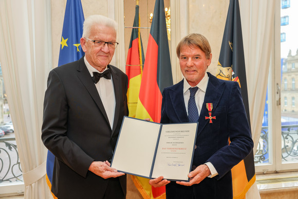 Tag des Ehrenamts Kretschmann würdigt besonderes ehrenamtliches Engagement Ministerpräsident Winfried Kretschmann (links) und Dr. Joachim Kieferle (rechts)