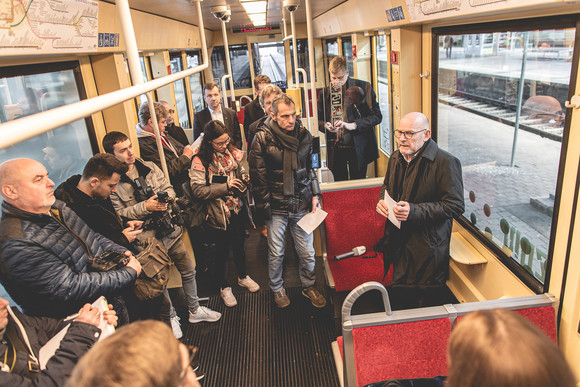 Minister Hermann hält Rede in Bahn vor Journalisten