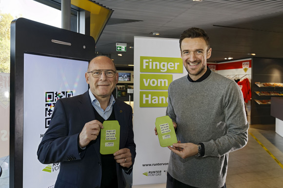 Verkehrsminister Winfried Hermann stellte gemeinsam mit dem VfB Kapitän Christian Gentner die Kampagne „Nicht ablenken lassen – Finger weg vom Handy!“ vor. (Bild: Joachim E. Röttgers)