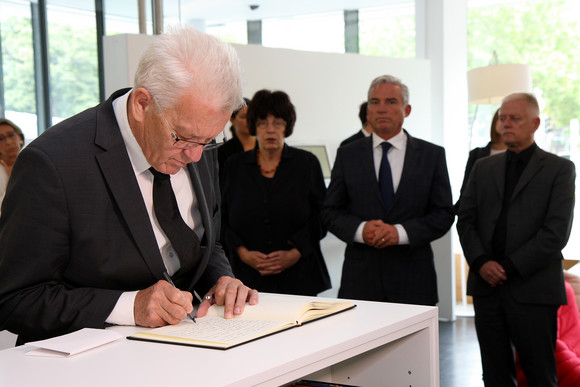 Trauer Eintrag in das Kondolenzbuch für Nizza Ministerpräsident Winfried Kretschmann (l.) trägt sich in das Kondolenzbuch ein.