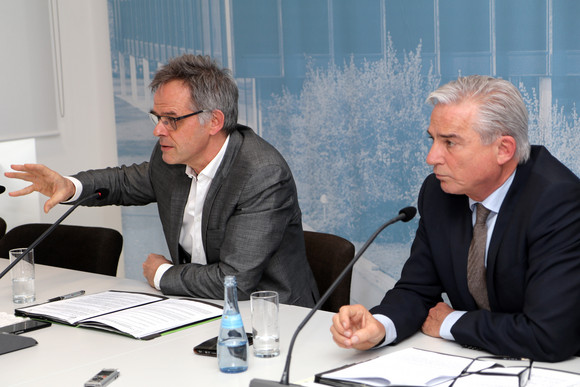 Pressekonferenz Elektronische Akte für die Landesverwaltung Innenminister Thomas Strobl (r.) und Regierungssprecher Rudi Hoogvliet (l.)