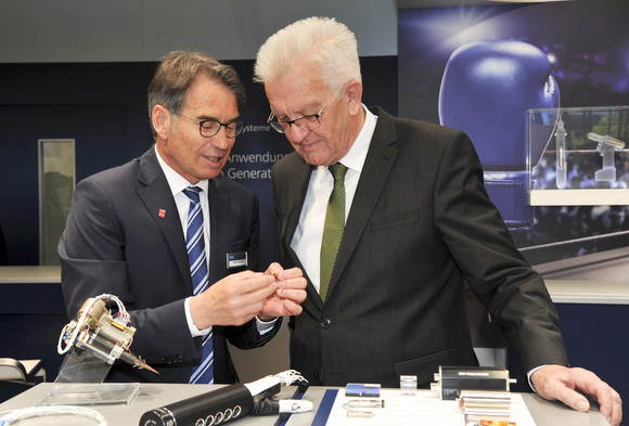 Wirtschaft Kretschmann besucht Hannover Messe Ministerpräsident Winfried Kretschmann (r.) besucht den Stand der Dr. Fritz Faulhaber GmbH & Co. KG aus Schönaich