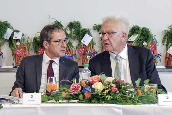 Delegationsreise Kretschmann besucht die Schweiz Ministerpräsident Winfried Kretschmann (r.) und Landstatthalter Dr. Urs Hoffmann (l.) im Kanton Aargau
