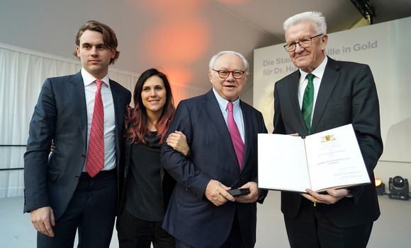 Auszeichnung Große Staufermedaille in Gold an Hubert Burda v.r.n.l.: Ministerpräsident Winfried Kretschmann, Prof. Dr. Hubert Burda sowie dessen Kinder Elisabeth und Jacob (Bild: © Iris Rothe für Hubert Burda Media)