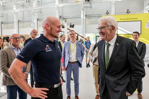 Innovationsoffensive Auftakt der Luft- und Raumfahrtstrategie des Landes ESA-Astronaut Dr. Alexander Gerst (links) und Ministerpräsident Winfried Kretschmann (rechts) im Gespräch.