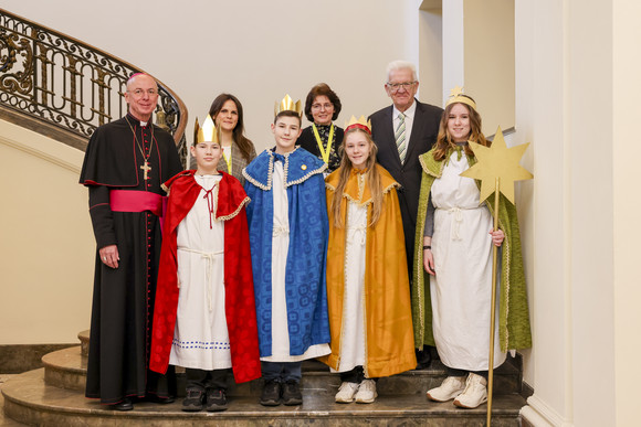 Aktion Dreikönigssingen Kretschmann empfängt Sternsingergruppen Ministerpräsident Winfried Kretschmann mit der Sternsingergruppe der Kirchengemeinde Dörzbach, Diözese Rottenburg-Stuttgart