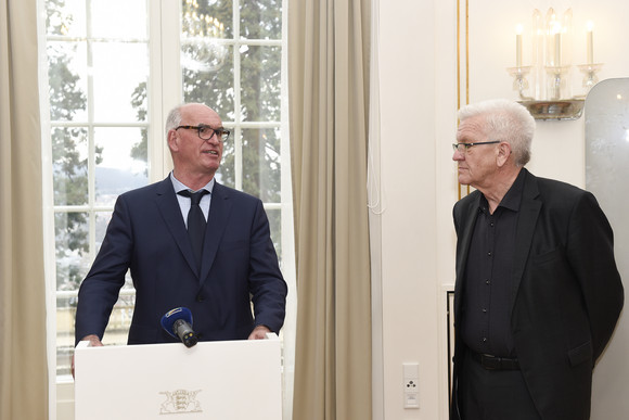 Dialekt Sprachliche Vielfalt ist ein erhaltenswertes Kulturgut Ministerpräsident Winfried Kretschmann (r.) und Prof. Dr. Hubert Klausmann (l.) (Bild: Staatsministerium Baden-Württemberg)