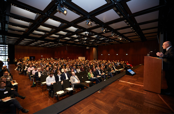 RAD Auf dem Weg zum Pedelec-Land - RadKONGRESS BW 2019 Minister Hermann spricht vor 400 Teilnehmerinnen und Teilnehmern des RadverkehrsKongresses