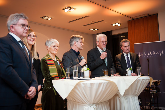 Europa Neujahrsempfang in der Landesvertretung in Brüssel v.l.n.r.: Der Minister der Justiz und für Europa, Guido Wolf, Noëlle Drtil (Zufallsbürgerin aus Bad Mergentheim), Karin Bacher (Zufallsbürgerin aus Tuttlingen), Hendrik Kafsack (Moderator, FAZ), Ministerpräsident Winfried Kretschmann und EU-Kommissar Günther Oettinger bei einer Podiumsdiskussion (Bild: © Vertretung des Landes Baden-Württemberg bei der Europäischen Union/FKPH)