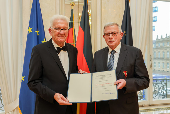 Tag des Ehrenamts Kretschmann würdigt besonderes ehrenamtliches Engagement Ministerpräsident Winfried Kretschmann (links) und Ewald Schulz (rechts)