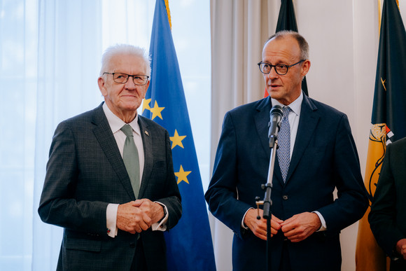 Ministerpräsident Winfried Kretschmann (links) und Bundeskanzler Friedrich Merz (rechts)
