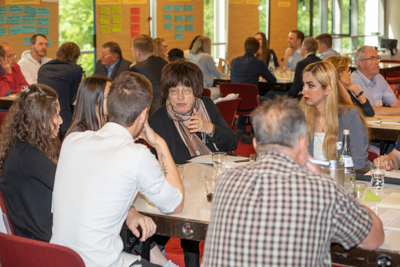 Europa Erster Bürgerdialog im Rahmen des Europadialogs in Bad Mergentheim Staatsrätin Gisela Erler im Gespräch mit Bürgerinnen und Bürgern (Foto: Jens Hackmann)