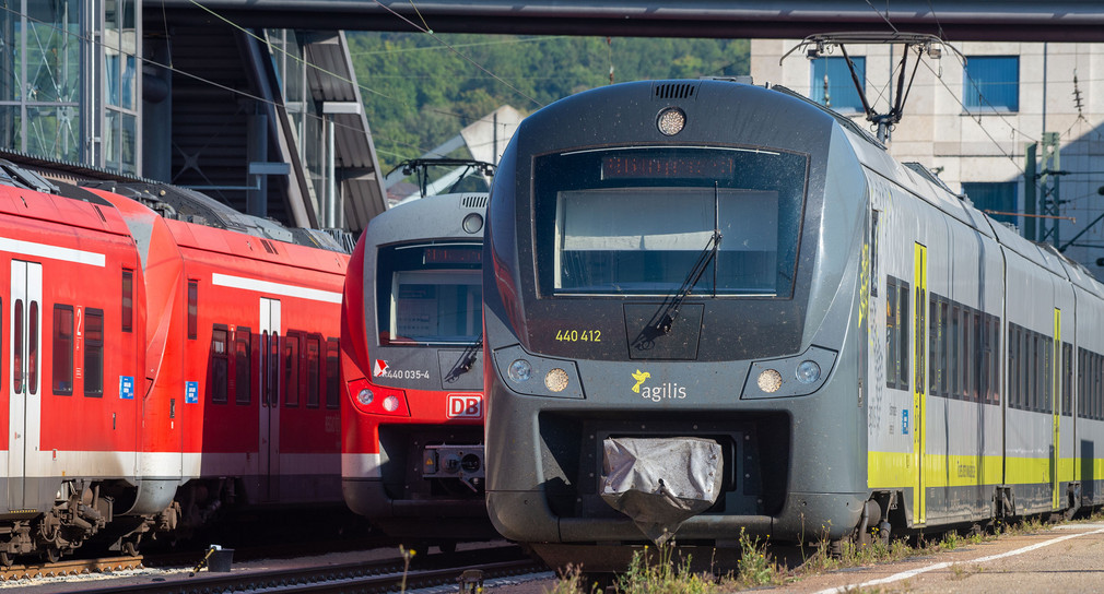 Ein Passagierzug des Unternehmens agilis steht an einem Bahnsteig