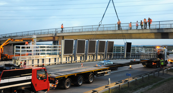 Anbringung einer Streckenbeeinflussungsanlage (Bild: Straßenverkehrszentrale BW)