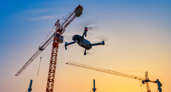 Drohne mit Baukränen im Hintergrund