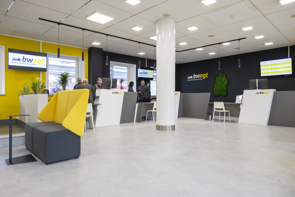 Innenraum des Fahrgastcenters mit mehreren Serviceschaltern.